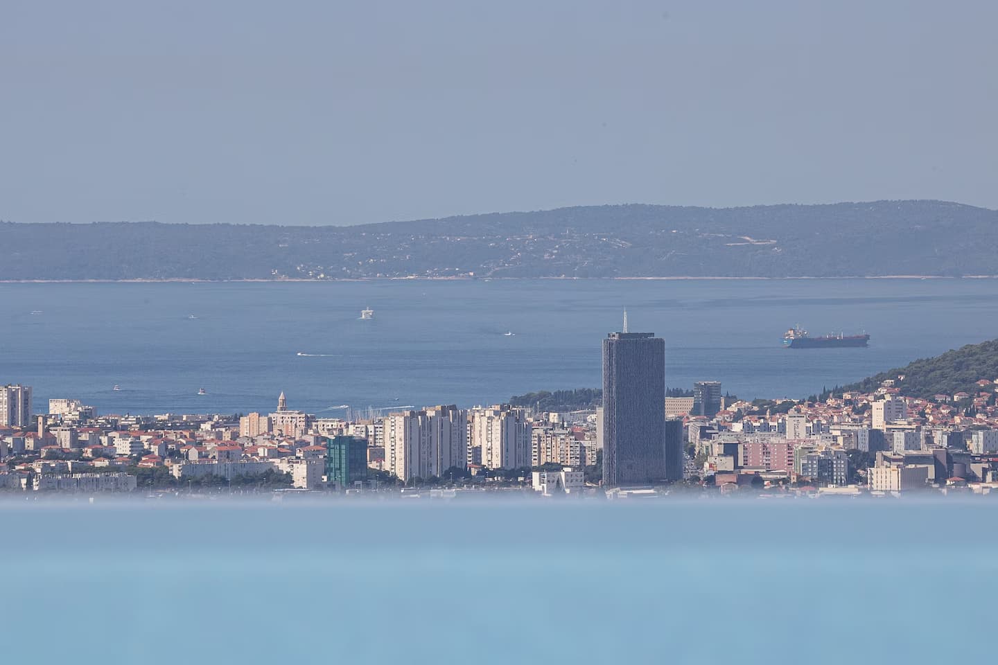 Čista panorama grada i mora